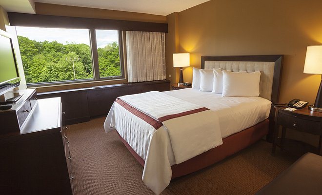 Q Center — Guest room