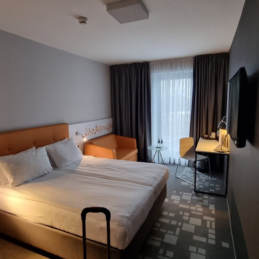 Q Hotel Plus Krakow — Guest room
