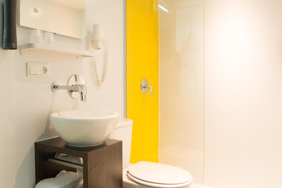 Qbic Hotel Amsterdam WTC — Bathroom