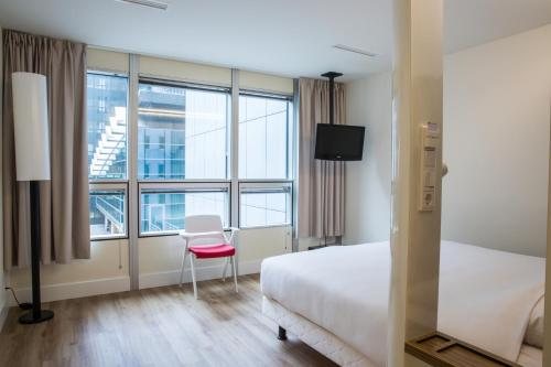 Qbic Hotel Amsterdam WTC — Guest room