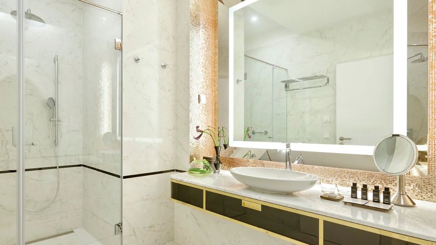 Qotel Comfort Golden Saffron Punjabi Bagh — Bathroom