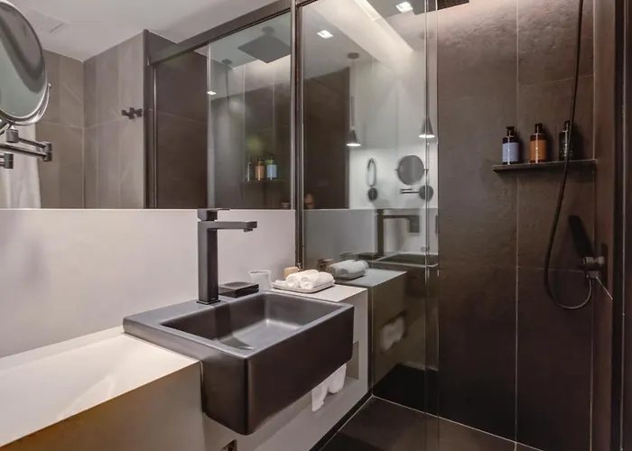 Qoya Hotel Sao Paulo Curio Collection by Hilton — Bathroom