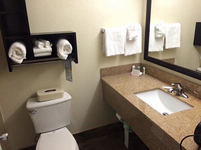 Quail Inn and Suites — Bathroom