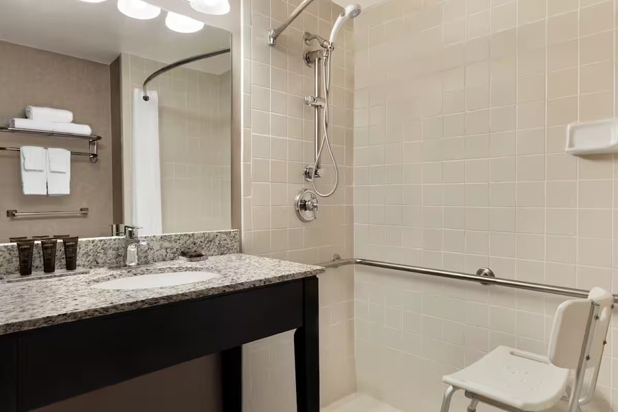 Quality Hotel Conference Center Cincinnati Blue Ash — Bathroom