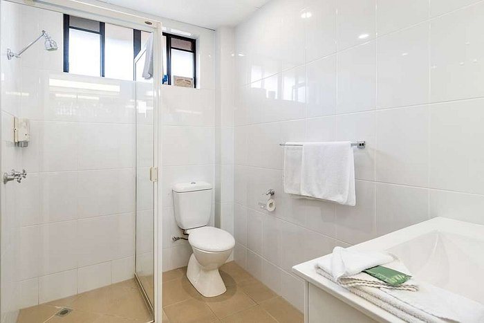 Quality Hotel Robertson Gardens — Bathroom