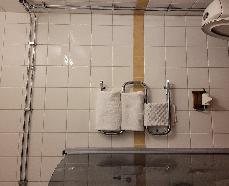 Quality Hotel Statt — Bathroom