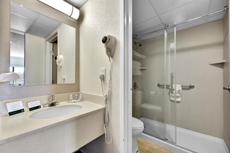Quality Hotel Suites At the Falls — Bathroom