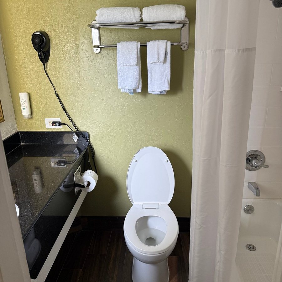 Quality Inn Airport Cruise Port — Bathroom