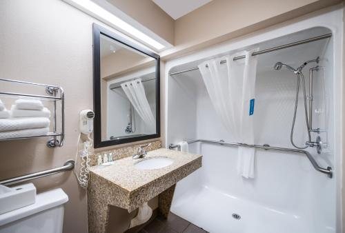 Quality Inn Airport — Bathroom