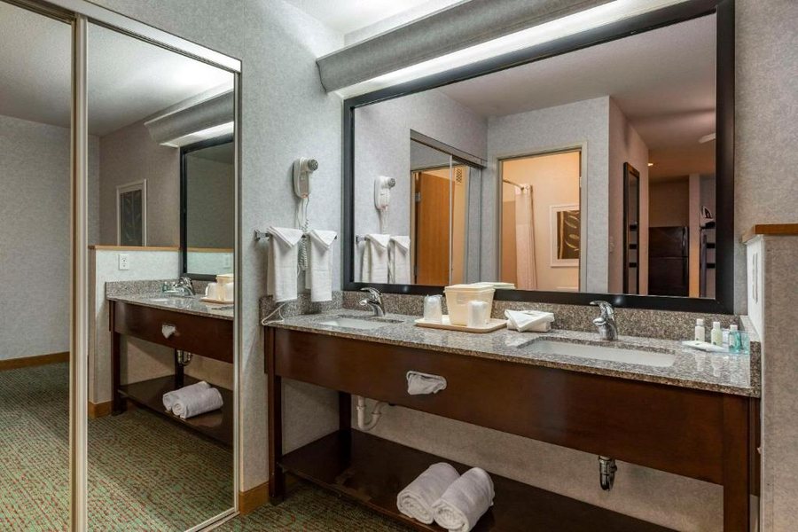 Quality Inn and Suites Denver Airport Gateway Park — Bathroom