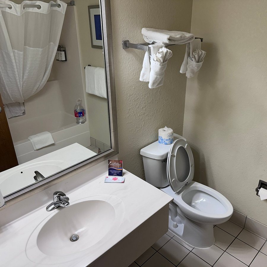 Quality Inn and Suites Des Moines airport Des Moines Iowa — Bathroom