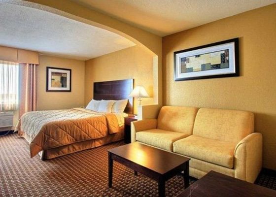 Quality Inn and Suites Des Moines airport Des Moines Iowa — Guest room