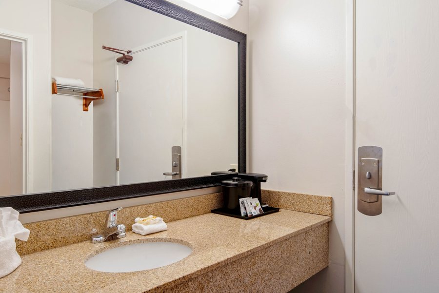 Quality Inn and Suites Golf Resort — Bathroom