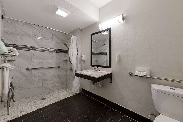 Quality Inn and Suites Kansas City Downtown — Bathroom