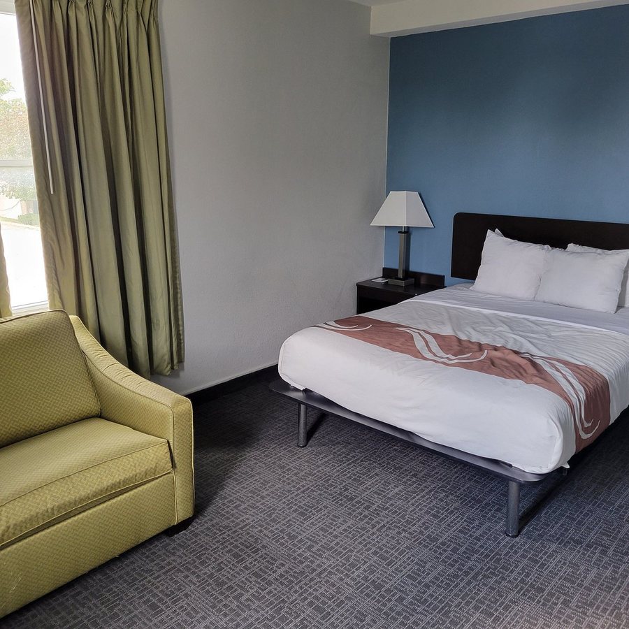 Quality Inn and Suites Kansas City Downtown — Guest room