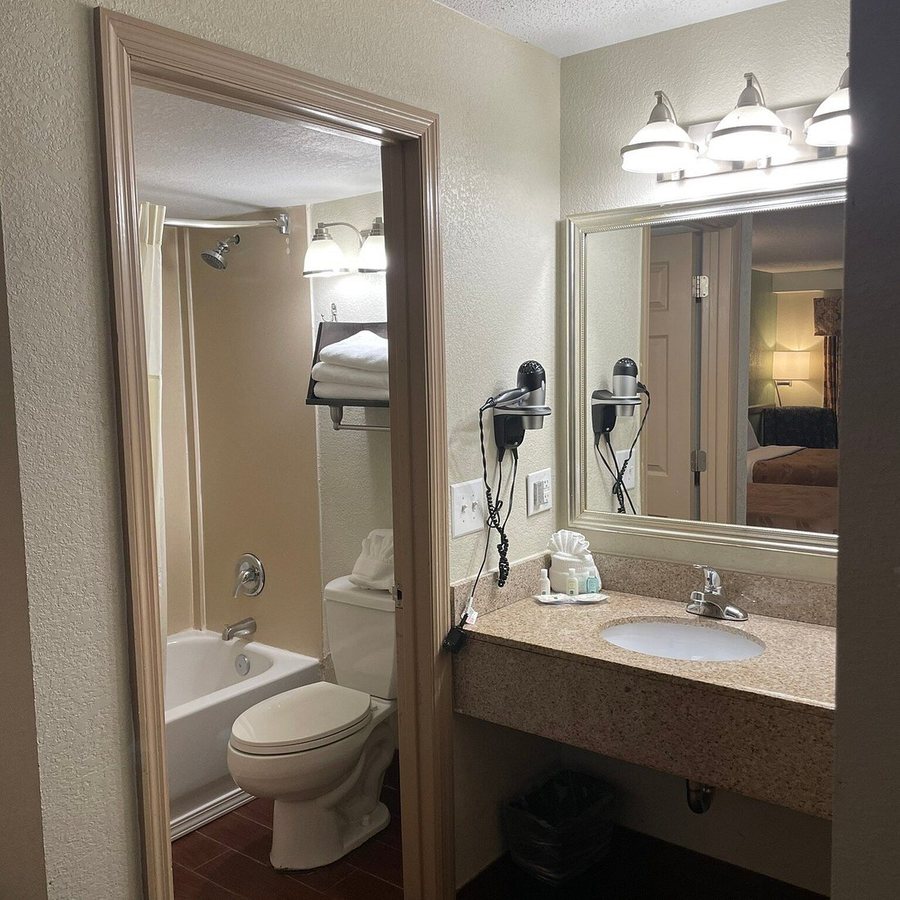 Quality Inn Asheville Downtown Tunnel Rd — Bathroom