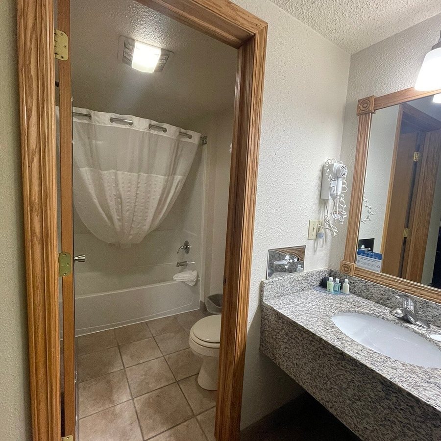 Quality Inn Ashland I 71 and US 250 — Bathroom