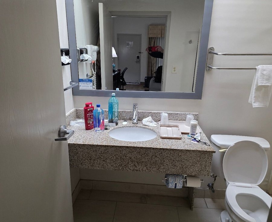 Quality Inn at Albany Mall — Bathroom