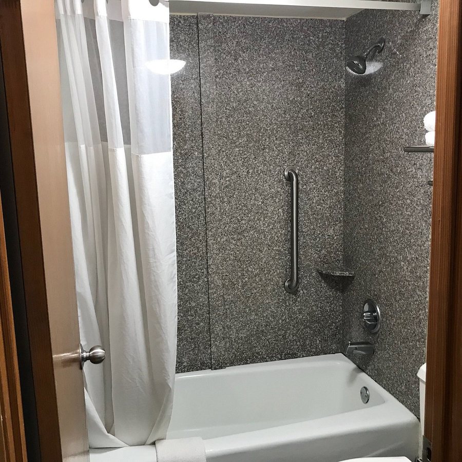 Quality Inn Atlanta Northeast I 85 — Bathroom