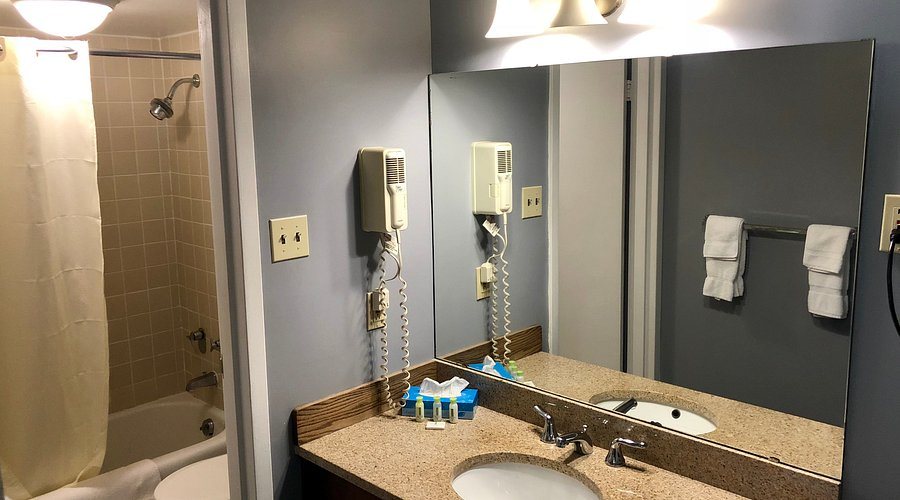 Quality Inn Auburn Hills Auburn Hills Michigan — Bathroom