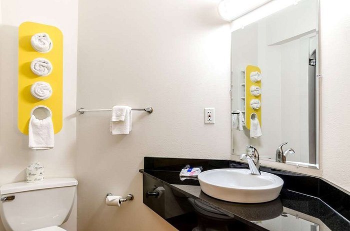 Quality Inn Augusta West Near Fort Gordon — Bathroom