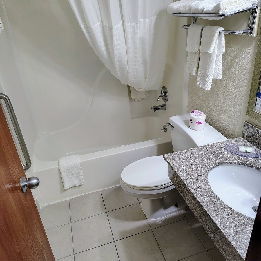 Quality Inn — Bathroom