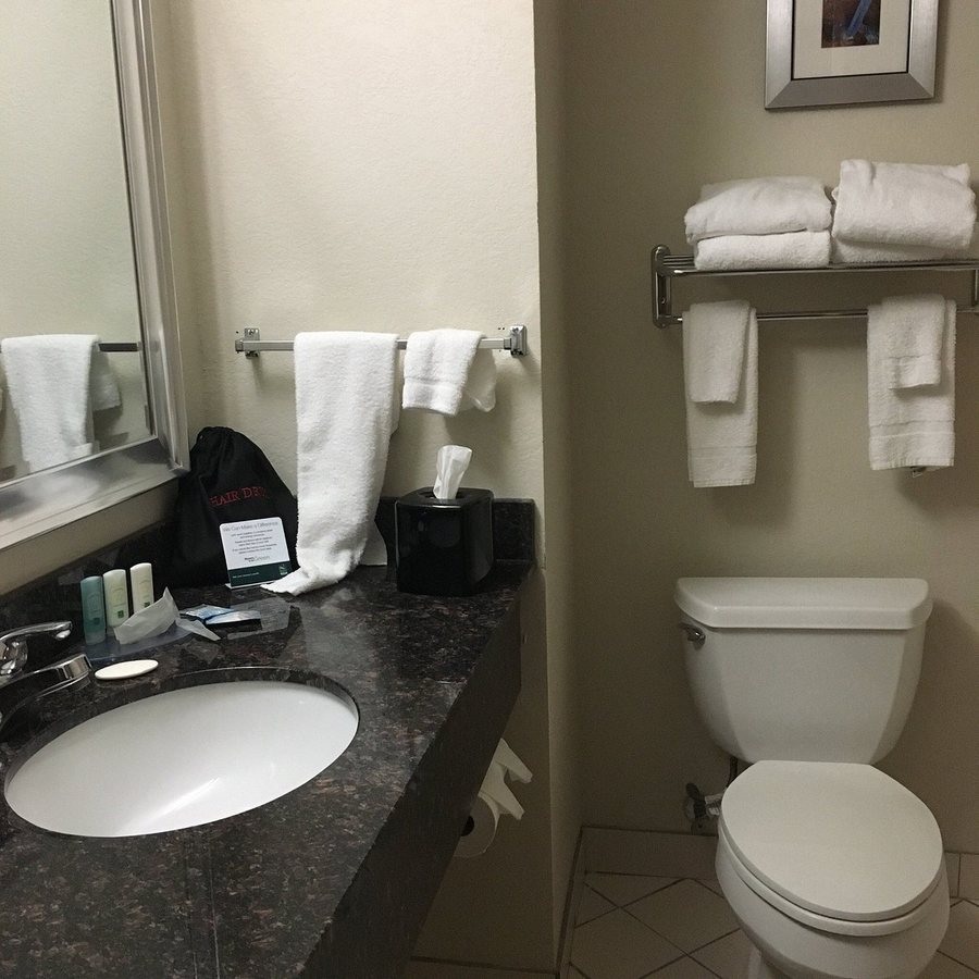 Quality Inn — Bathroom