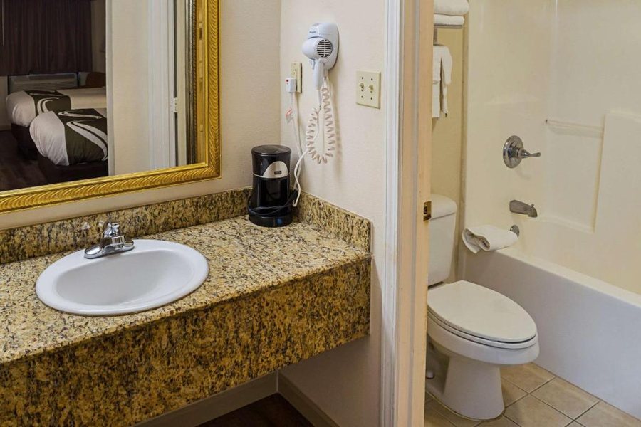 Quality Inn Biloxi Beach — Bathroom