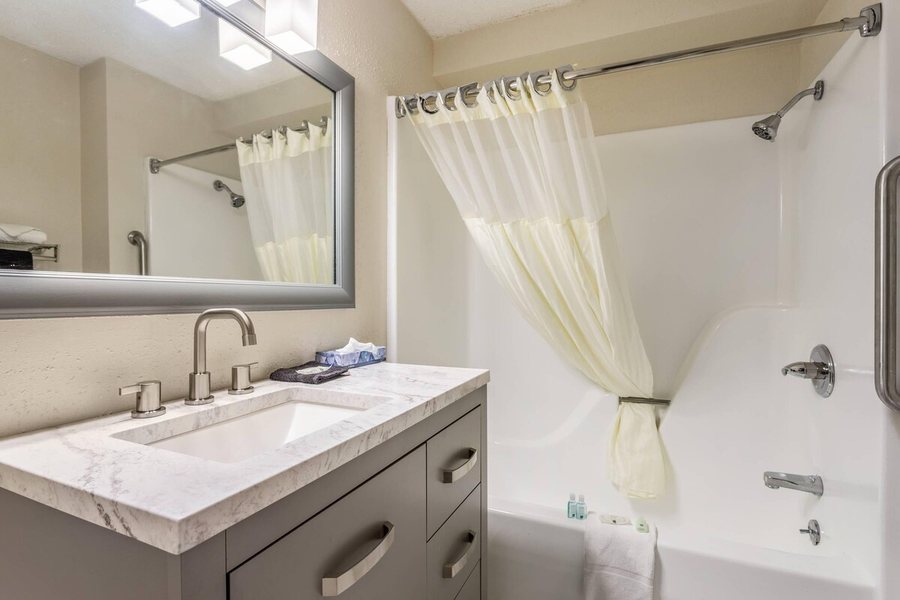 Quality Inn Branson On the Strip — Bathroom