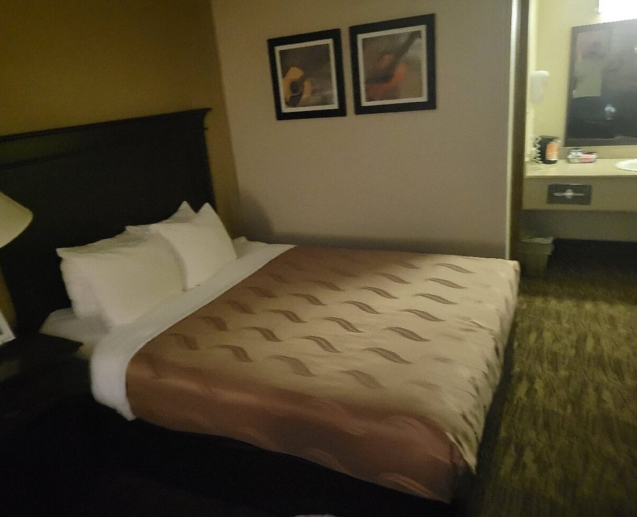 Quality Inn Branson West Theatre District — Guest room