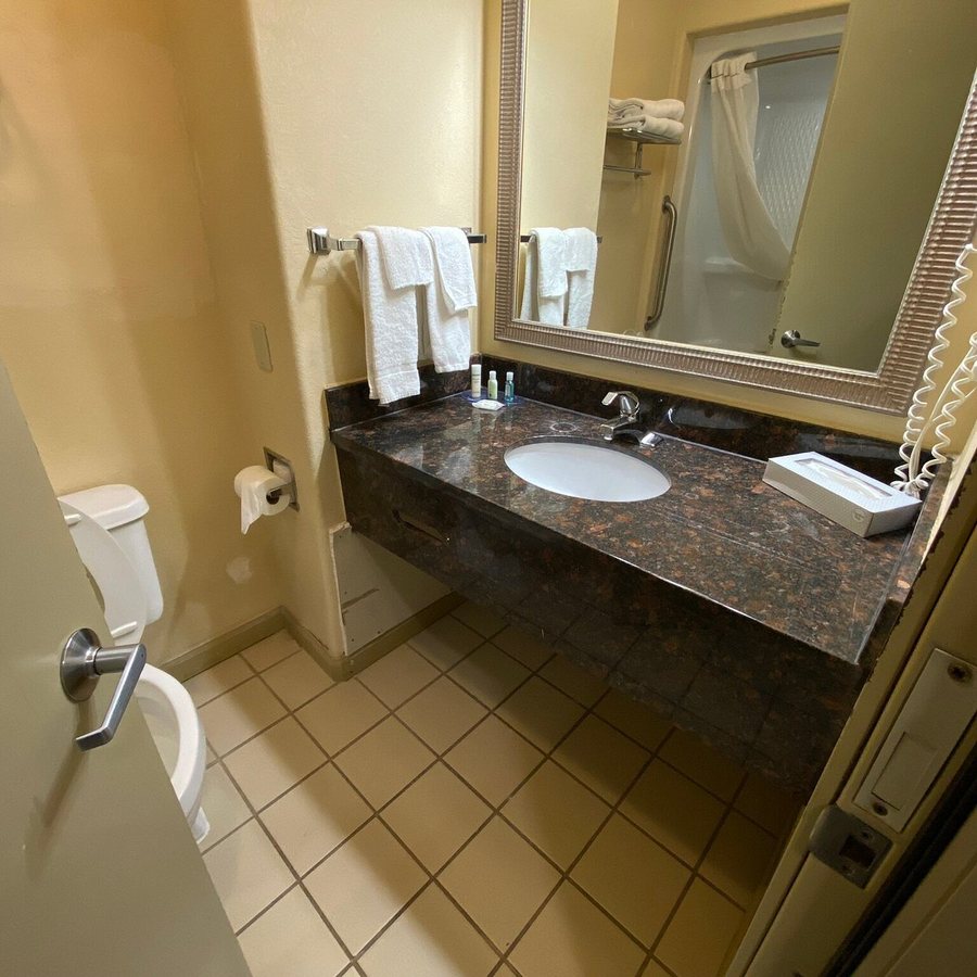 Quality Inn Broken Arrow Tulsa — Bathroom
