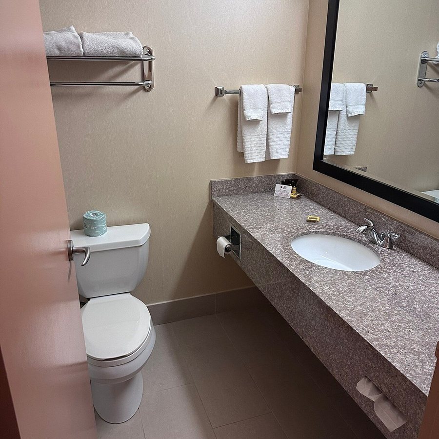 Quality Inn Burlington near Hwy 34 — Bathroom