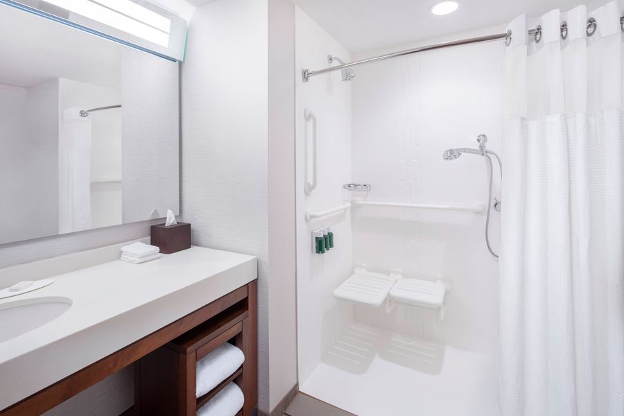 Quality Inn — Bathroom