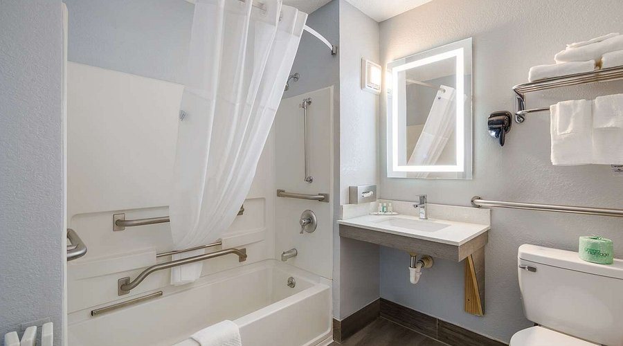 Quality Inn Central — Bathroom