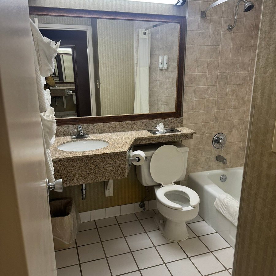 Quality Inn Cheyenne I 25 South — Bathroom