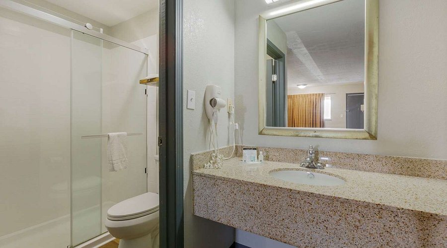 Quality Inn — Bathroom