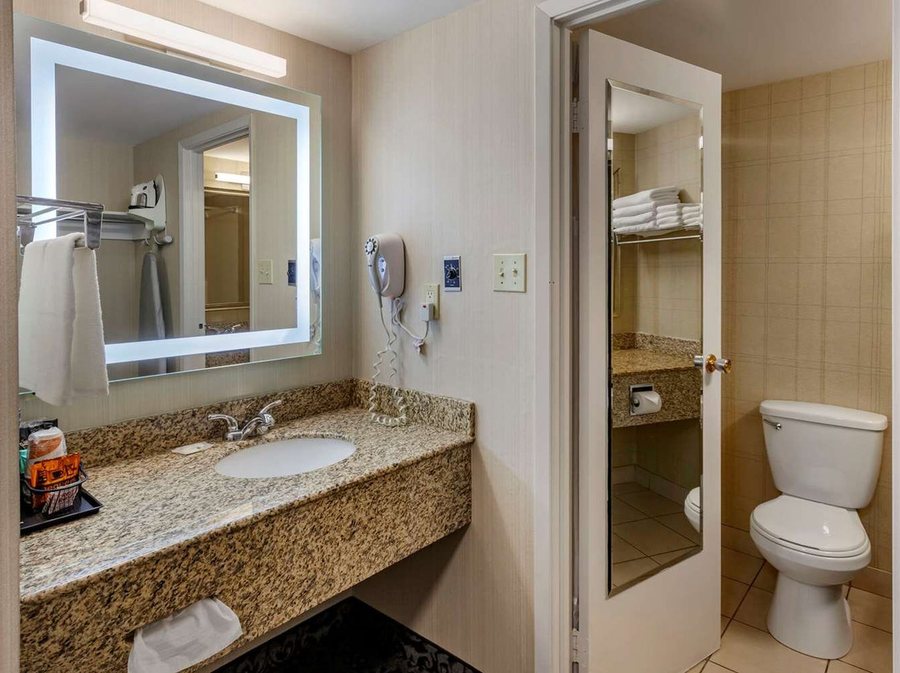 Quality Inn Conference Center — Bathroom