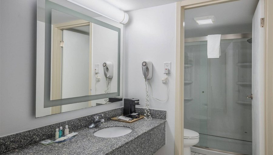Quality Inn Conference Center Tampa — Bathroom