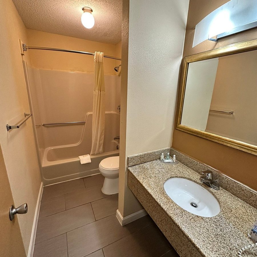 Quality Inn — Bathroom