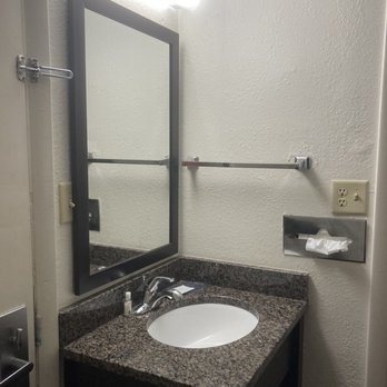 Quality Inn Creekside Downtown Gatlinburg — Bathroom