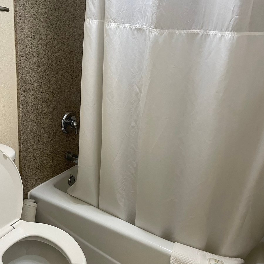 Quality Inn Dahlonega Near University — Bathroom