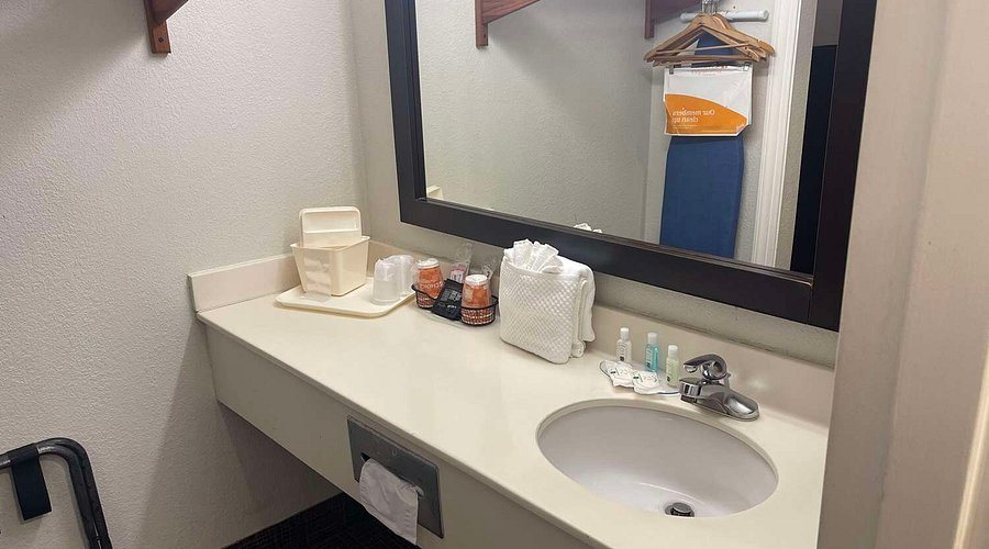 Quality Inn Dalton — Bathroom