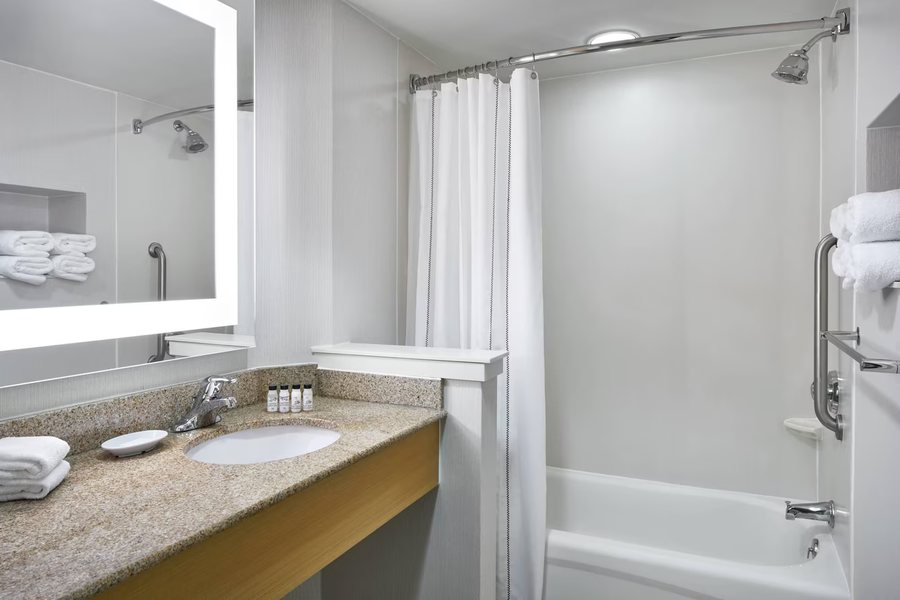 Quality Inn Delta Gateway To Rocky Mountains — Bathroom