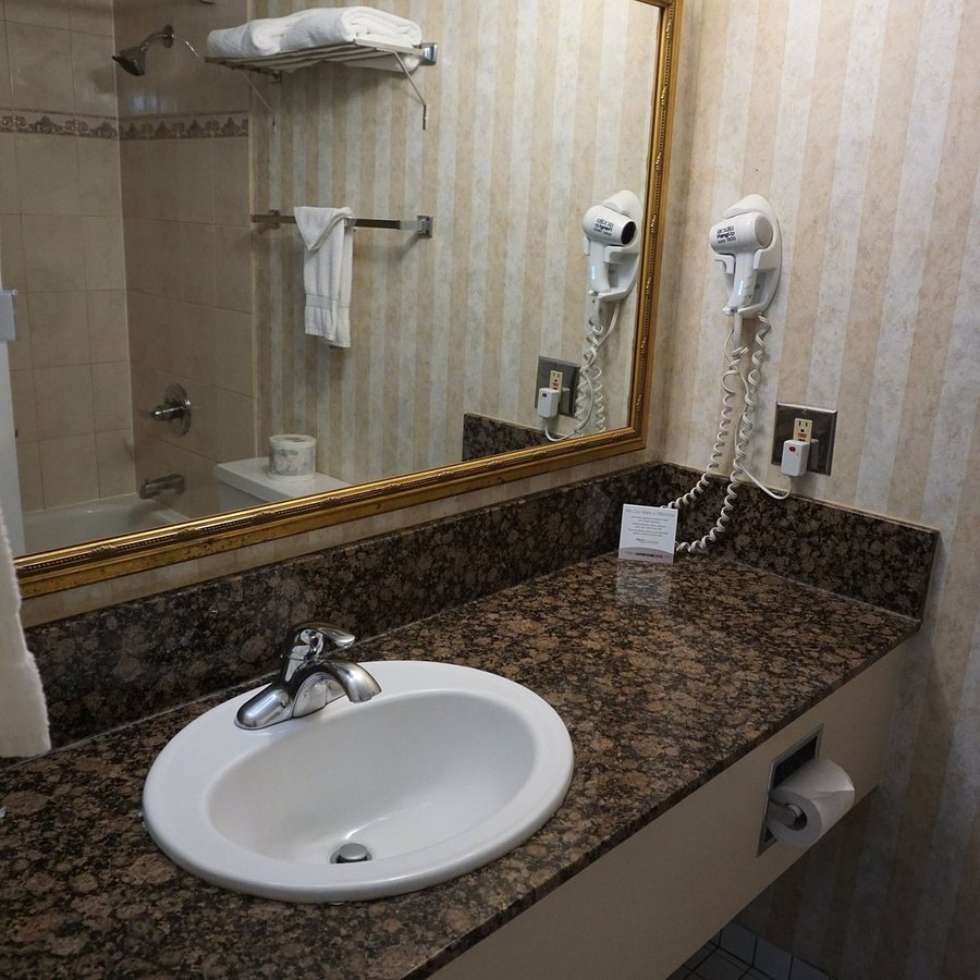 Quality Inn Downtown Near Market Square — Bathroom