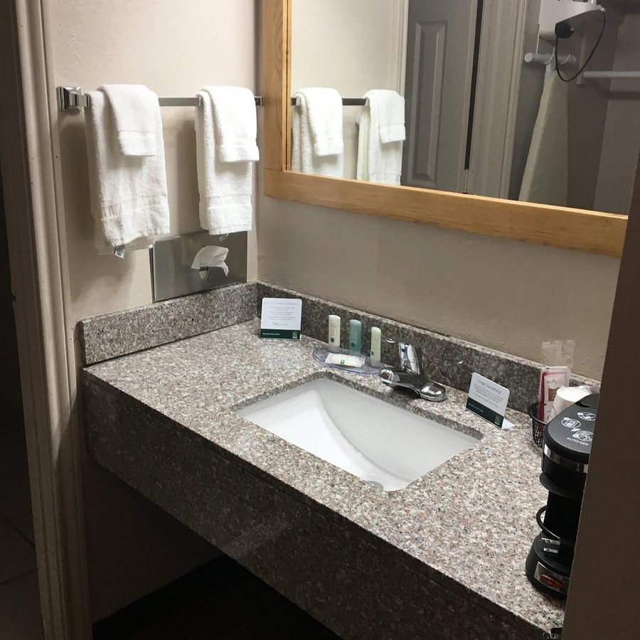 Quality Inn Evanston Near Wyoming Downs — Bathroom