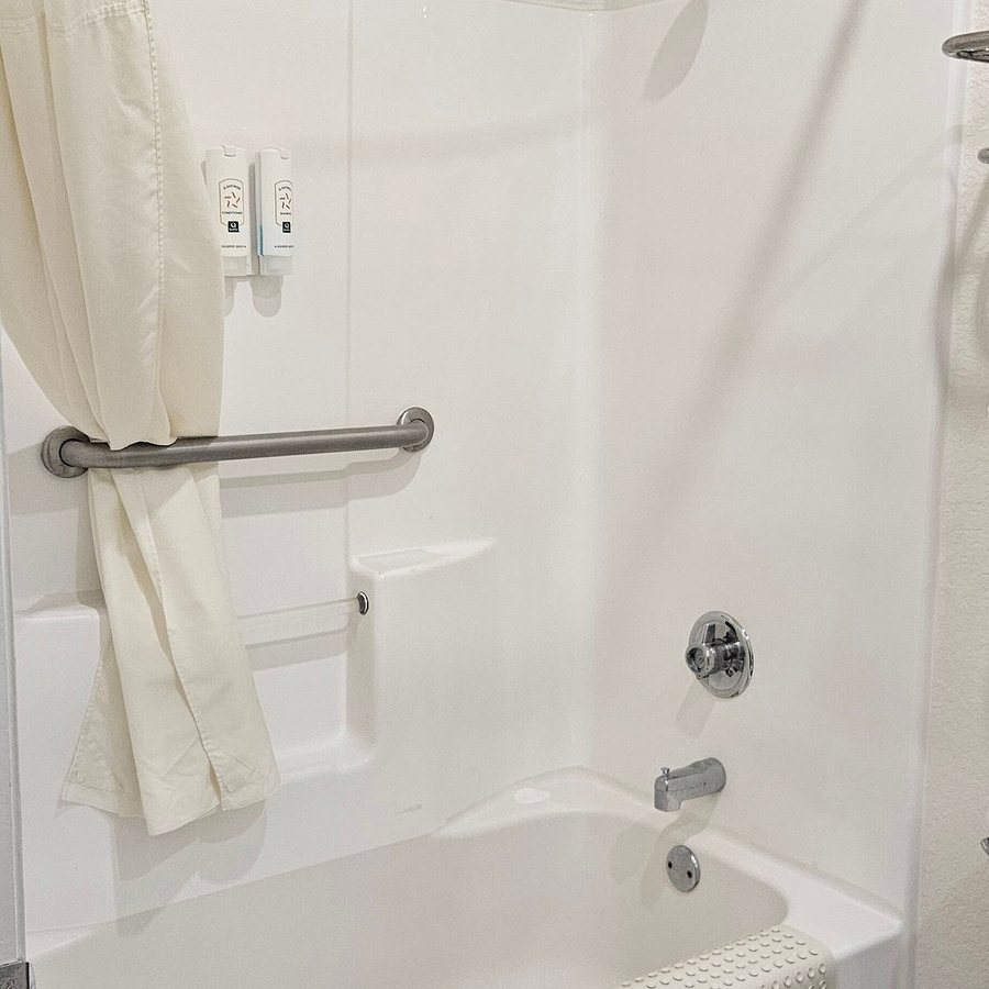 Quality Inn Florida City Gateway to the Keys — Bathroom