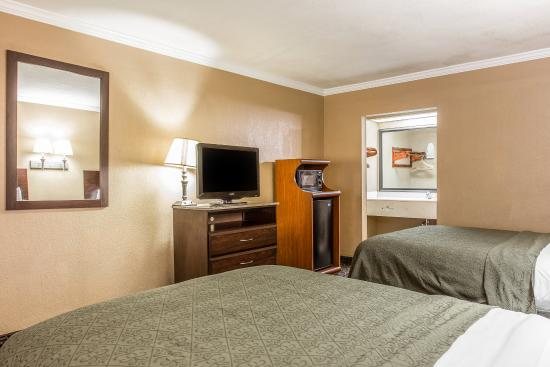 Quality Inn Fort Jackson — Guest room