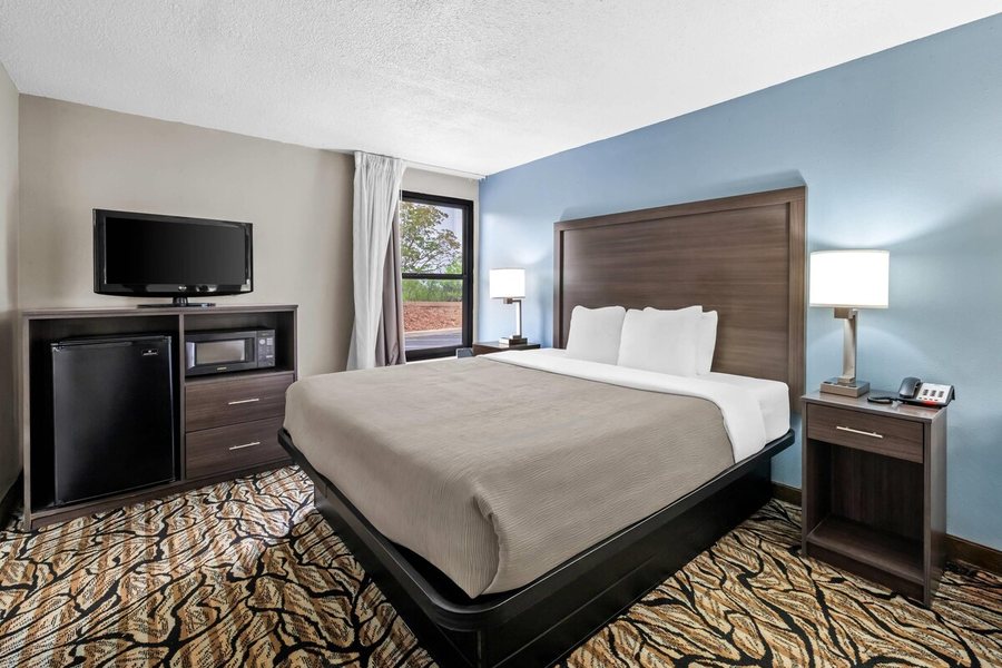Quality Inn — Guest room