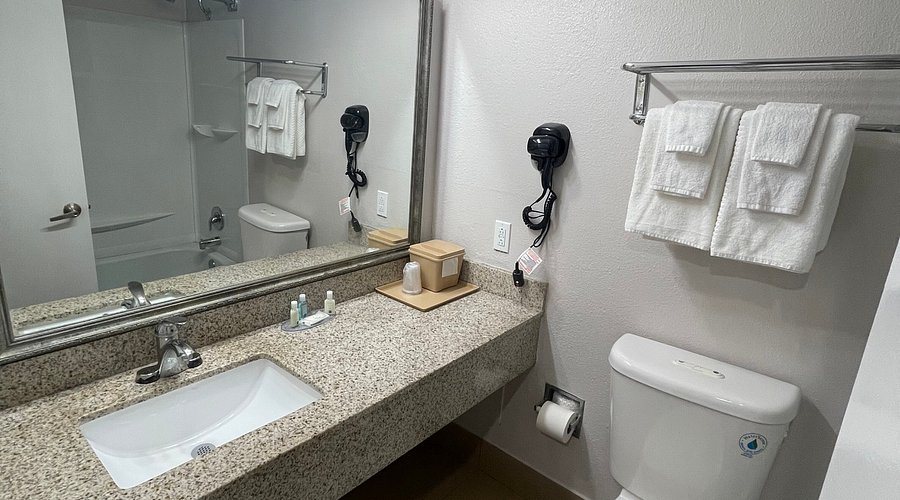 Quality Inn — Bathroom