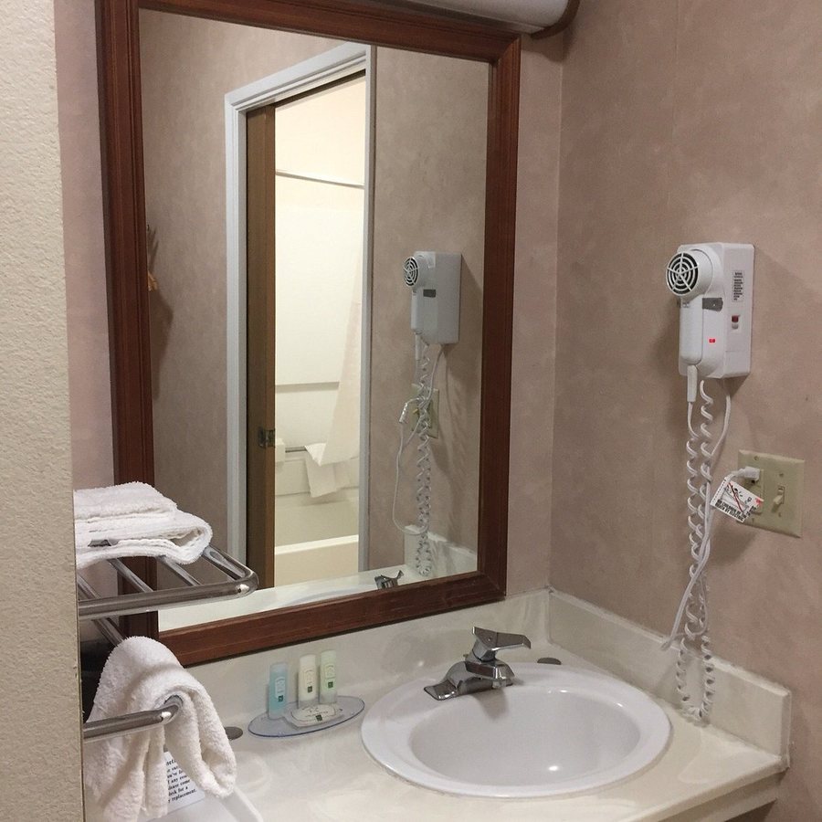 Quality Inn Fresno Yosemite Airport — Bathroom